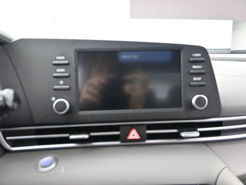 Certified 2025 Hyundai Elantra Sport image 40