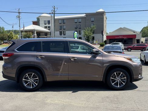 Used 2018 Toyota Highlander XLE AWD/4WD image 9