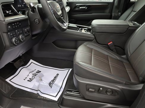 Used 2025 Chevrolet Tahoe High Country image 11