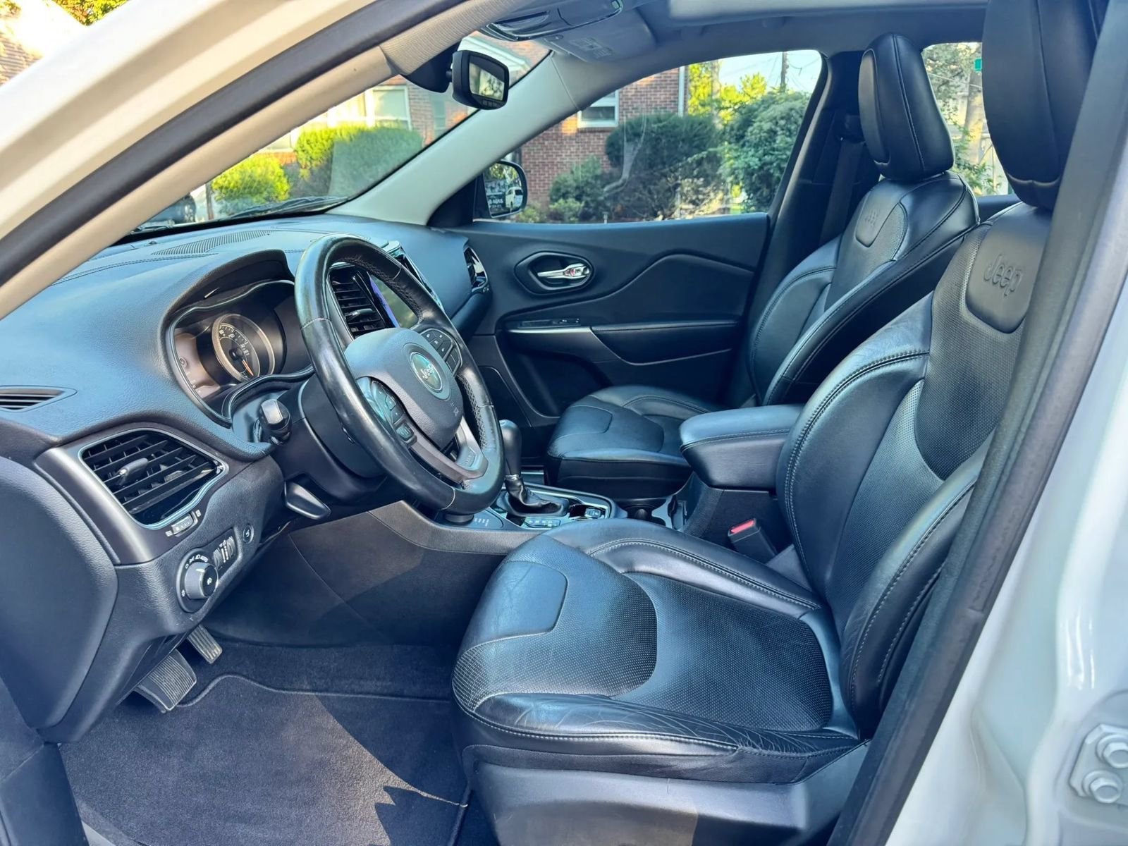 Used 2019 Jeep Cherokee Limited AWD/4WD image 8