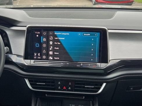 Used 2025 Volkswagen Atlas Cross Sport SE FWD image 18