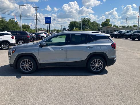 Used 2024 GMC Terrain SLT w/ Tech Package FWD image 4