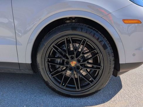Used 2024 Porsche Cayenne image 10