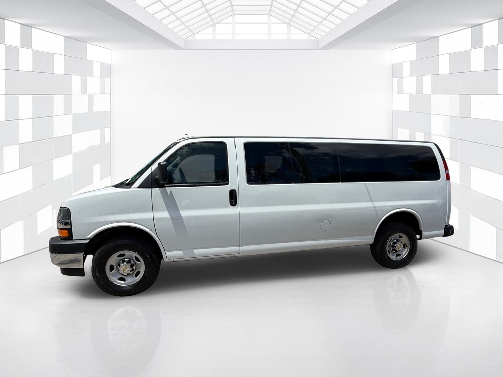 Used 2024 Chevrolet Express 3500 LT w/ LT Preferred Equipment Group RWD image 4