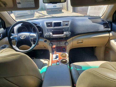 Used 2011 Toyota Highlander Limited w/ Tow Pkg FWD image 32
