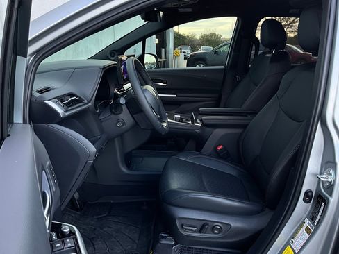 Used 2025 Toyota Sienna Platinum image 10