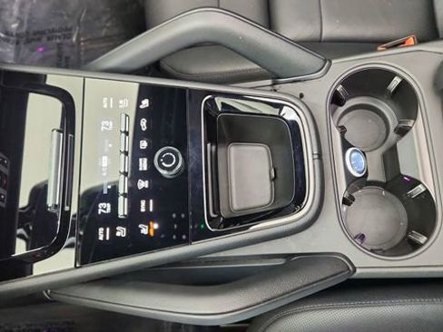 Used 2025 Porsche Cayenne w/ Premium Package image 52