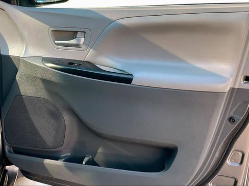 Used 2015 Toyota Sienna LE FWD image 22