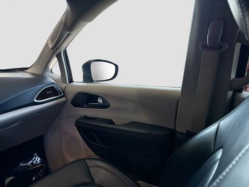 Used 2023 Chrysler Pacifica Touring-L FWD image 25