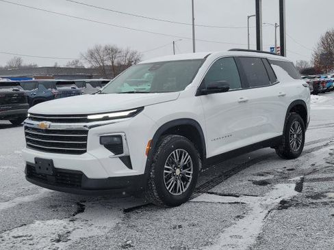 Used 2025 Chevrolet Traverse LT image 4