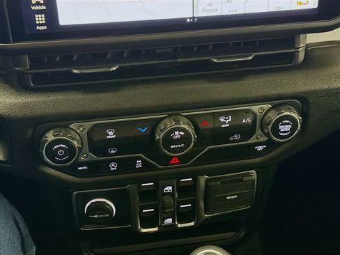 Used 2024 Jeep Wrangler Sport S image 15