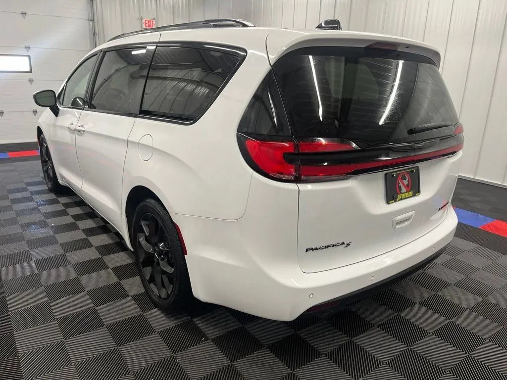 Used 2025 Chrysler Pacifica Limited FWD image 6
