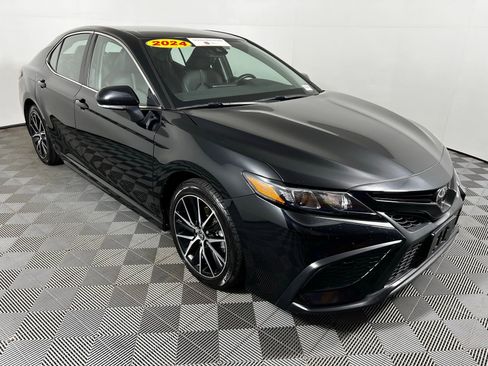 Certified 2024 Toyota Camry SE FWD image 3