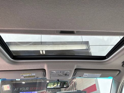 Used 2012 Toyota Highlander SE FWD image 20