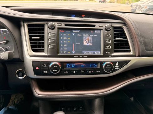 Used 2017 Toyota Highlander XLE AWD/4WD image 13