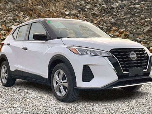 Used 2022 Nissan Kicks S image 9