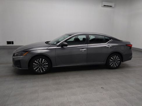 Used 2024 Nissan Altima 2.5 SV image 2