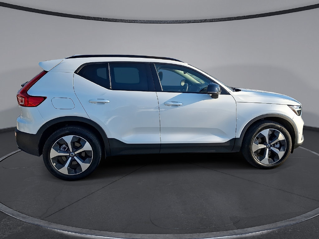 Certified 2025 Volvo XC40 B5 Plus AWD/4WD image 32