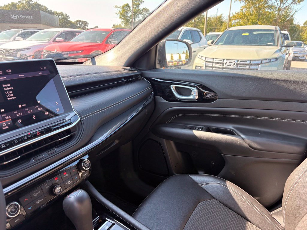 Used 2024 Jeep Compass Latitude w/ Convenience Group AWD/4WD image 21