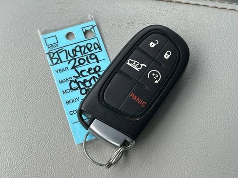 Used 2019 Jeep Cherokee Limited AWD/4WD image 50