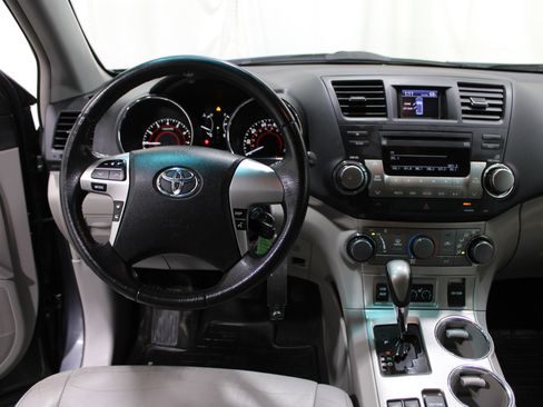 Used 2012 Toyota Highlander SE image 2