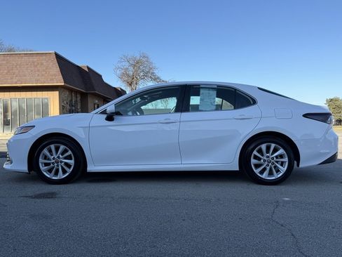 Used 2022 Toyota Camry LE image 2