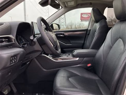 Used 2021 Toyota Highlander Limited image 13
