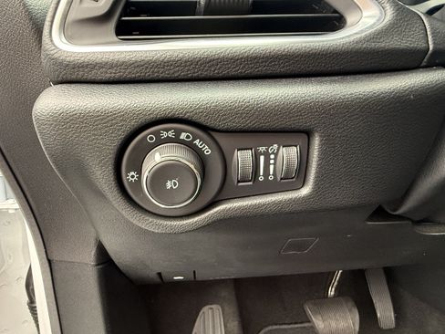 Used 2025 Chrysler Pacifica Select FWD image 39