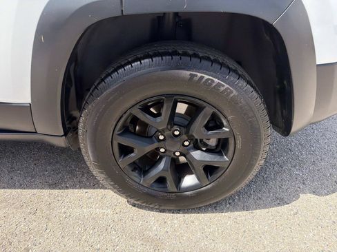 Used 2018 Jeep Cherokee Trailhawk AWD/4WD image 6