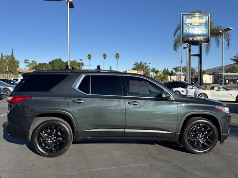 Used 2021 Chevrolet Traverse LT image 2