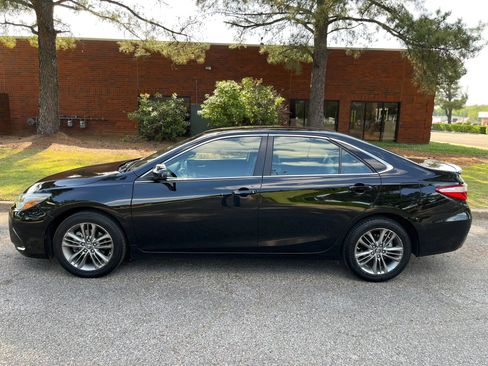Used 2016 Toyota Camry SE image 2