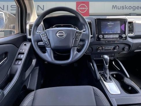 Used 2024 Nissan Frontier SV w/ Technology Package RWD image 9