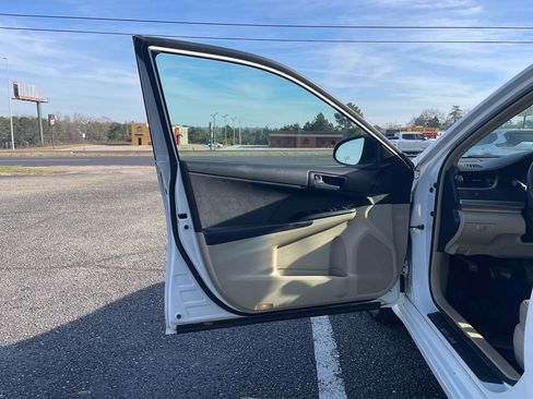 Used 2014 Toyota Camry L image 8