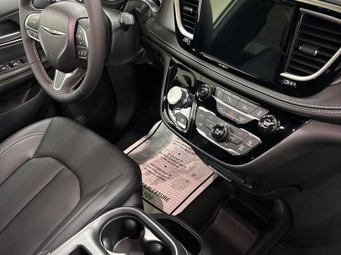New 2026 Chrysler Pacifica Select image 30