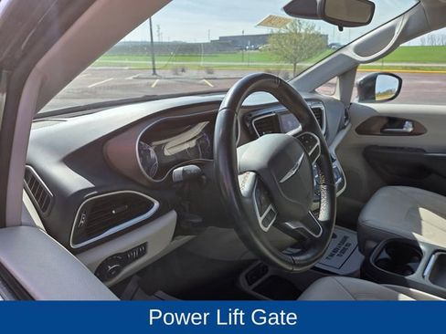 Used 2018 Chrysler Pacifica Touring-L FWD image 14