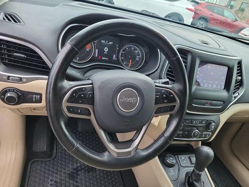 Used 2020 Jeep Cherokee Latitude w/ Cold Weather Group AWD/4WD image 26
