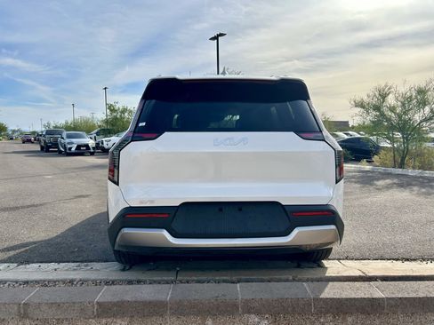 Used 2024 Kia EV9 Wind image 4