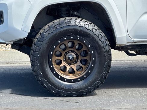 Used 2017 Toyota Tacoma SR5 w/ Tow Package AWD/4WD image 25