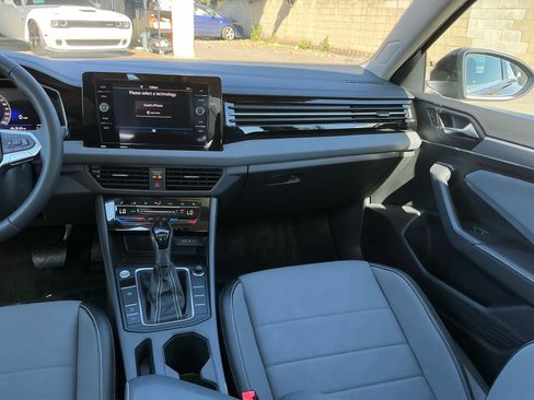 Used 2025 Volkswagen Jetta SE w/ Sunroof Package image 15