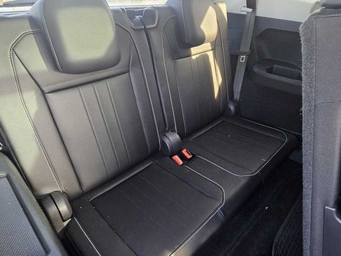 Used 2024 Volkswagen Tiguan SE w/ Panoramic Sunroof Package FWD image 28