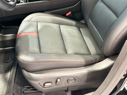 Used 2025 Chevrolet Traverse RS image 17