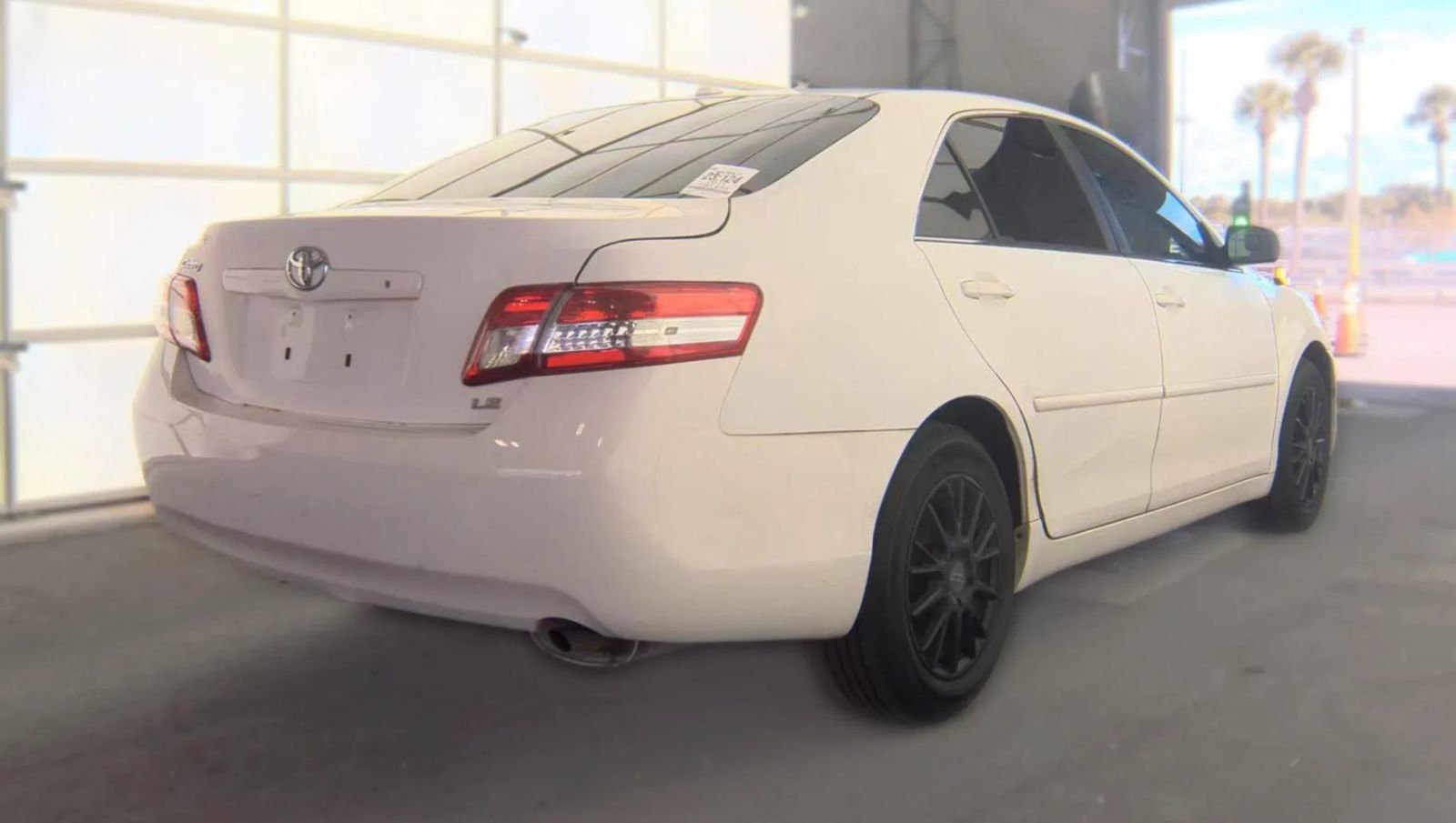 Used 2011 Toyota Camry LE FWD image 3