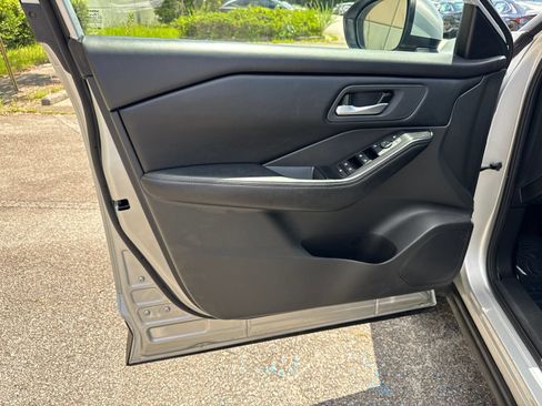 Used 2025 Nissan Rogue SV FWD image 10
