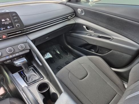 Used 2025 Hyundai Elantra SE w/ Cargo Package FWD image 13