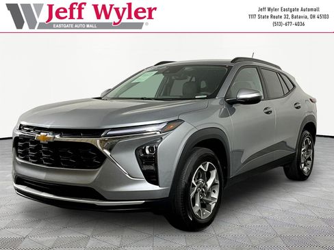 Used 2025 Chevrolet Trax LT FWD image 1