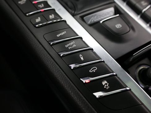 Used 2018 Porsche Macan AWD/4WD image 22