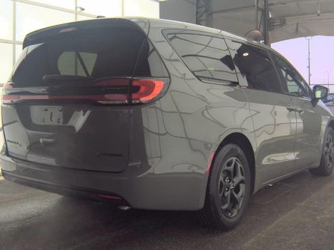 Used 2023 Chrysler Pacifica Touring-L w/ S Appearance Package image 4