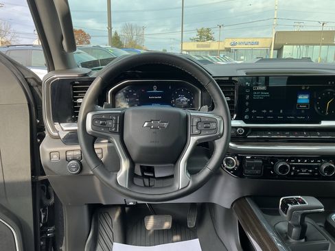 Used 2024 Chevrolet Silverado 1500 LT Trail Boss w/ Convenience Package II image 18