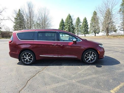 Used 2022 Chrysler Pacifica Limited w/ Uconnect Theater Family Group image 7