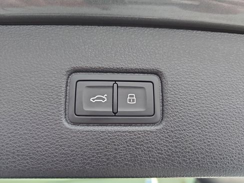 Used 2025 Audi Q7 Premium w/ Convenience Plus Package image 15